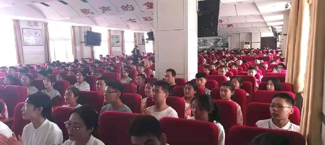 赛博中学“九巨龙”杯优秀学生奖学金发放仪式隆重举行