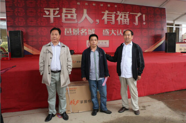 一等奖幸运客户获得格力空调一台